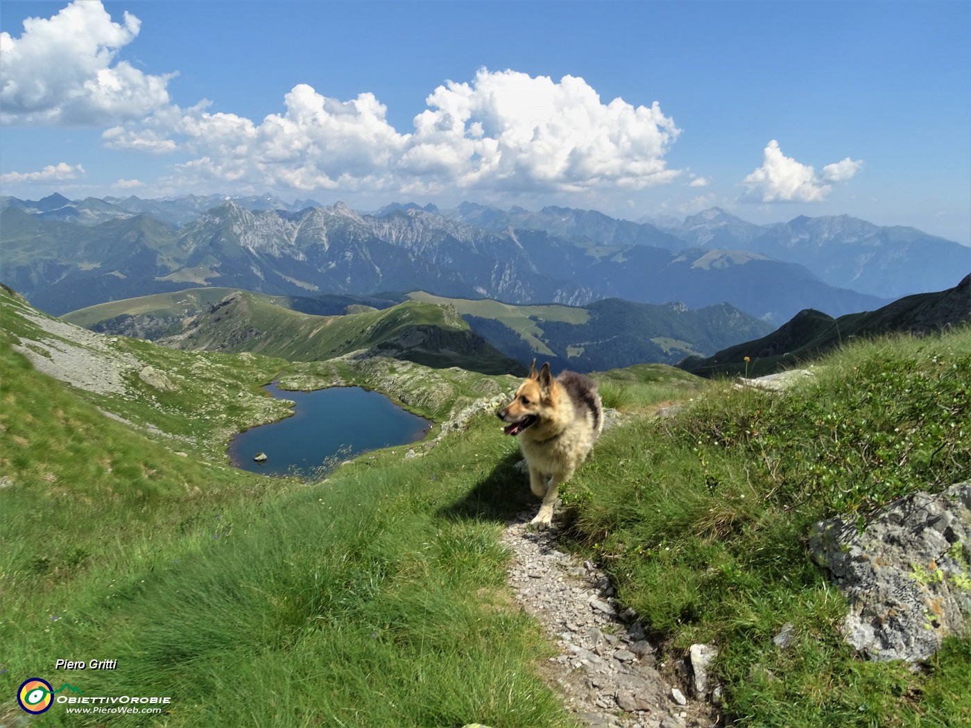 78 Dopo le tre cime scendiamo ai Laghi di Ponteranica.JPG